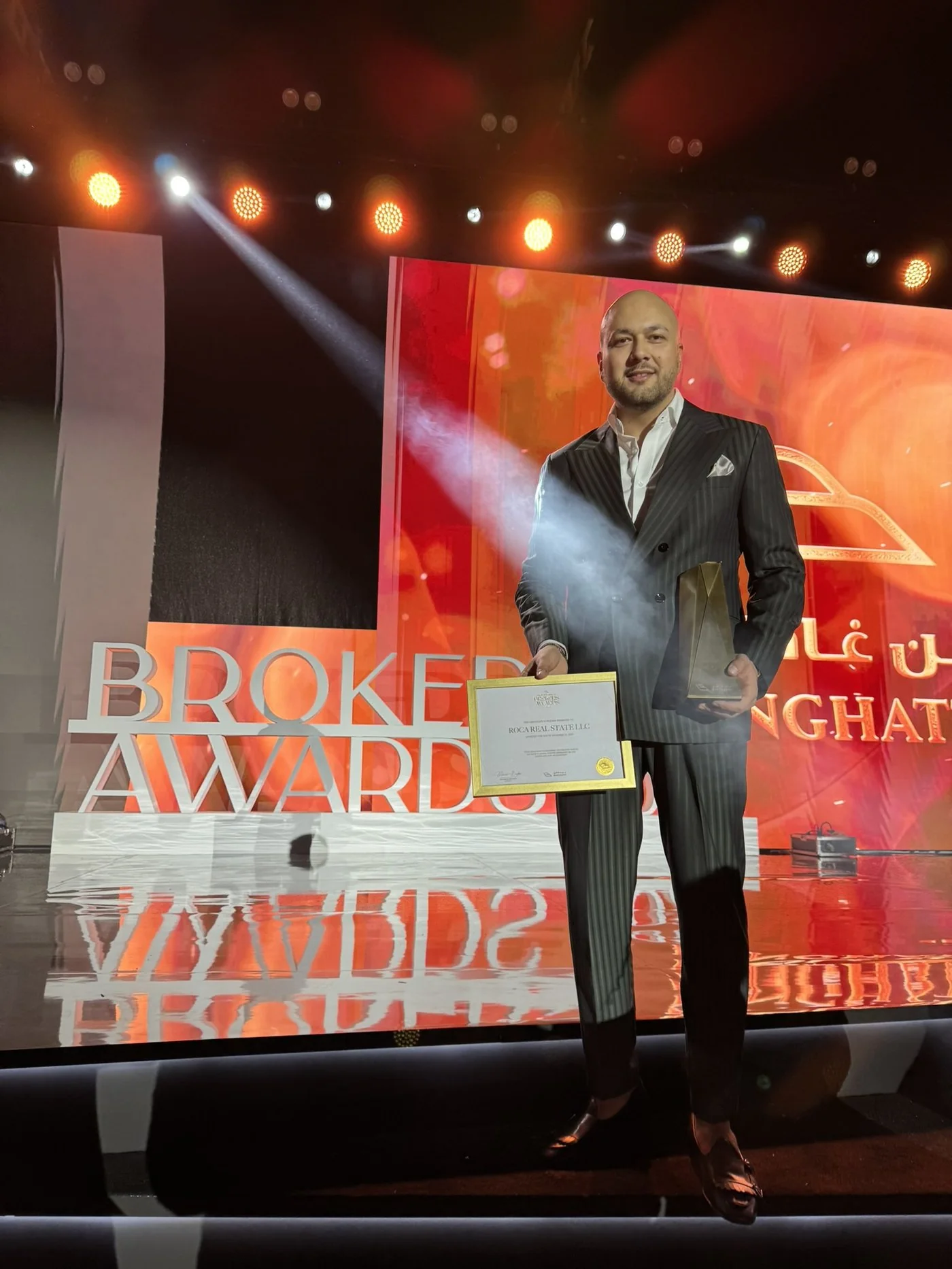 Metin Sari on stage receiving the Binghatti Brokers Award